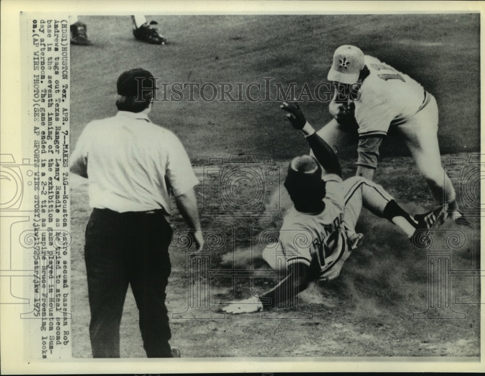 1975 Press Photo Houston Astros Second Baseman Rob Andrews Tags Lenny Randle.- Historic Images