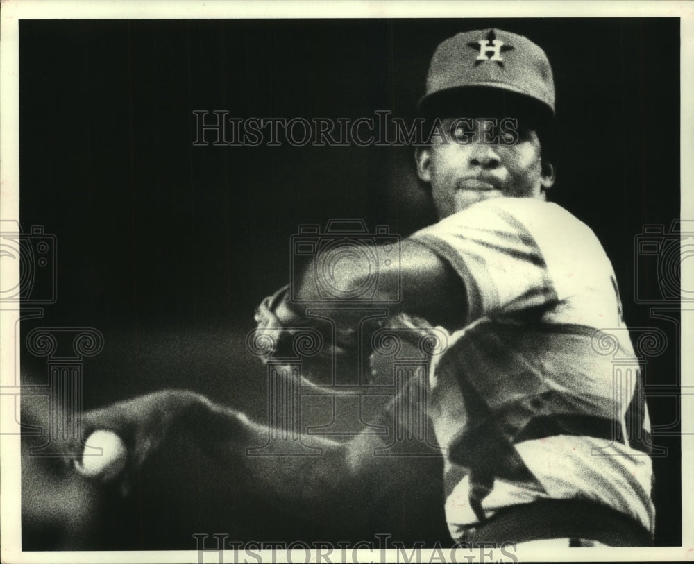 1980 Press Photo Houston Astros Joaquin Andujar Getting Ready to Throw Baseball.