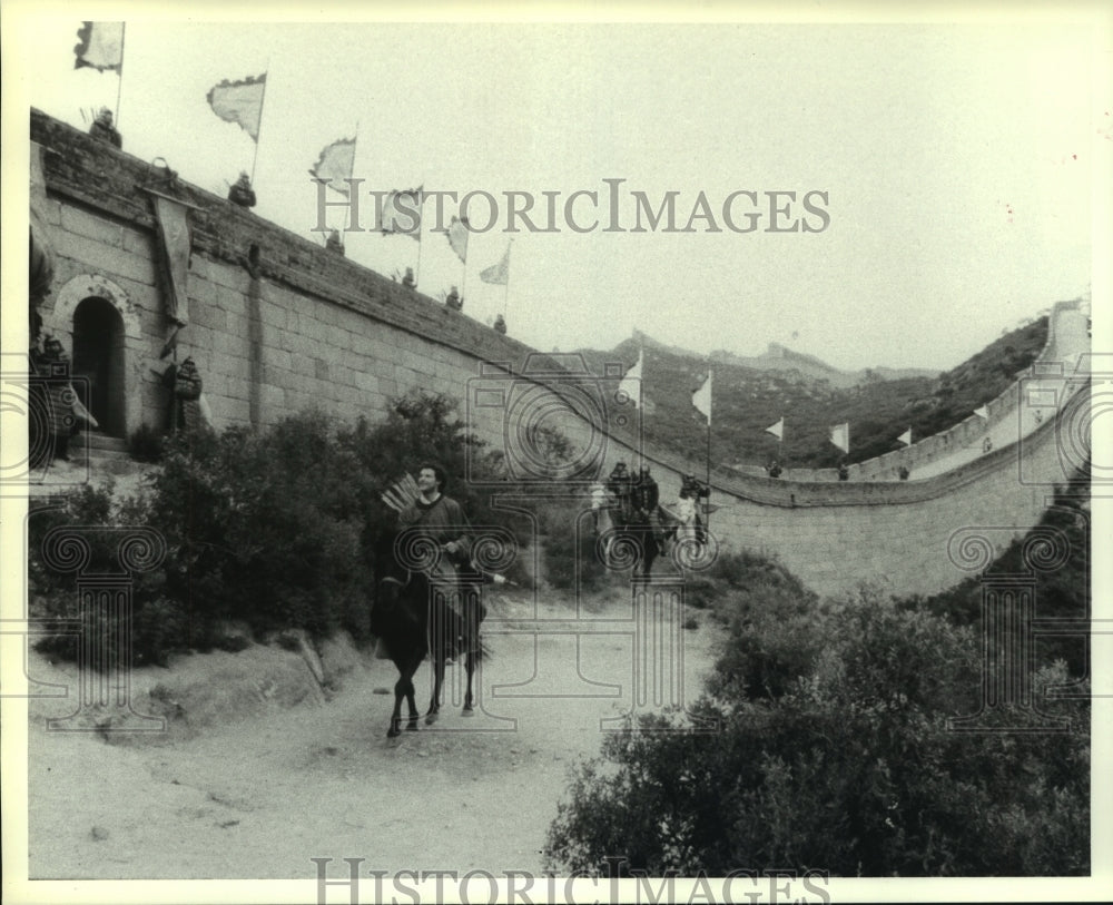 1982 Press Photo Scene along a great wall from Marco Polo, TV movie - hcx09885- Historic Images