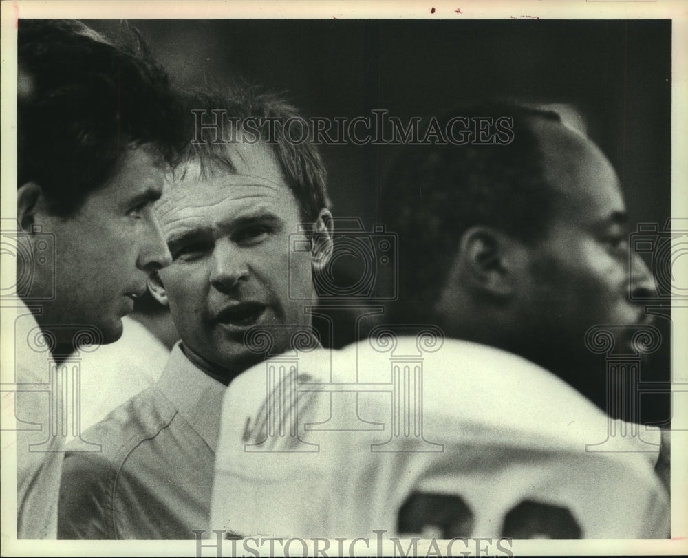 1984 Press Photo Houston Oiler Hugh Campbell, John James and Willie Joiner- Historic Images