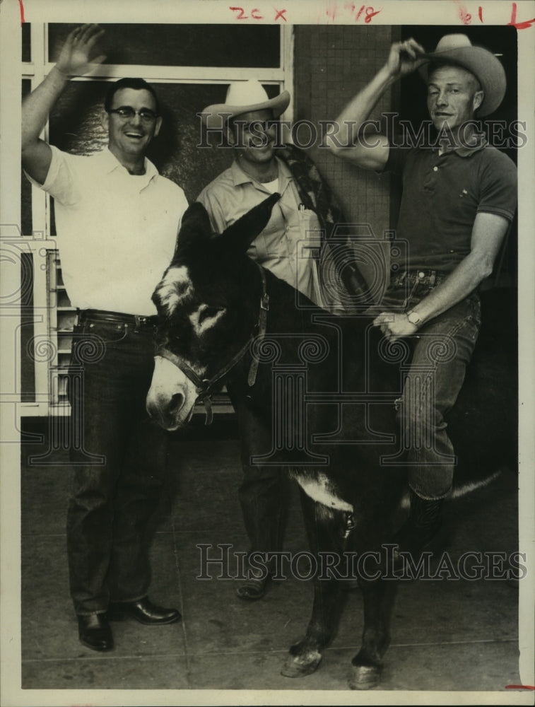 1966 Press Photo Three Jaycees from Muleshoe, Texas in Rice Hotel - hcx10187