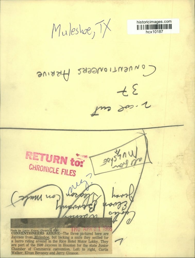 1966 Press Photo Three Jaycees from Muleshoe, Texas in Rice Hotel - hcx10187