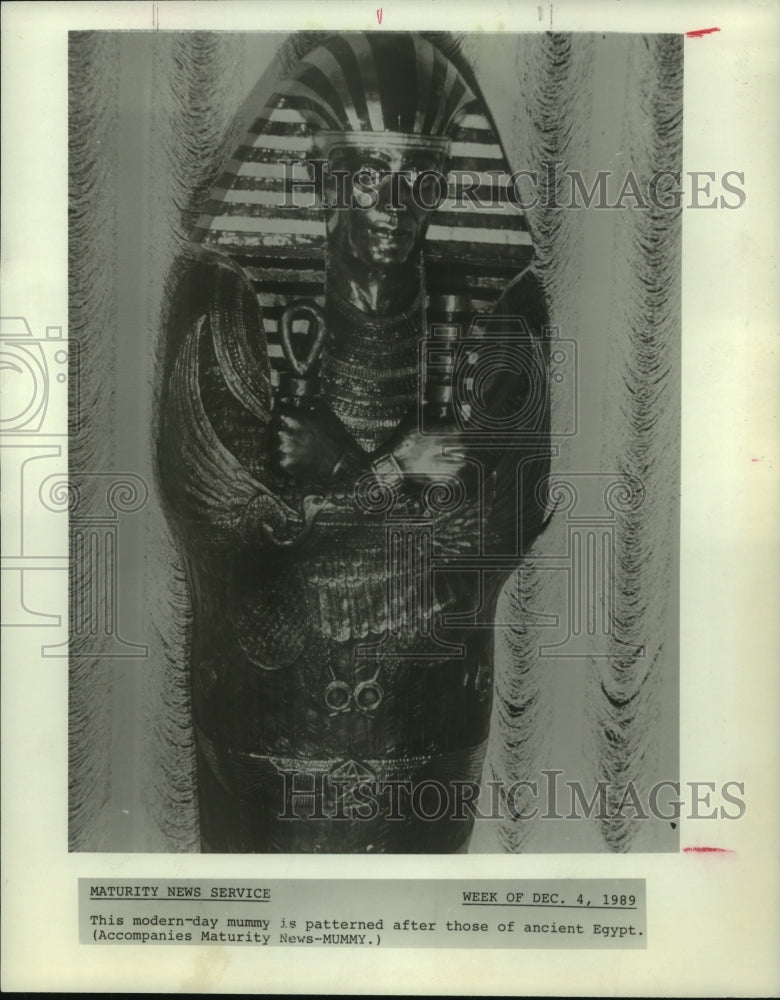 1989 Press Photo Modern-day mummy patterned after an Egyptian Mummy - hcx10188
