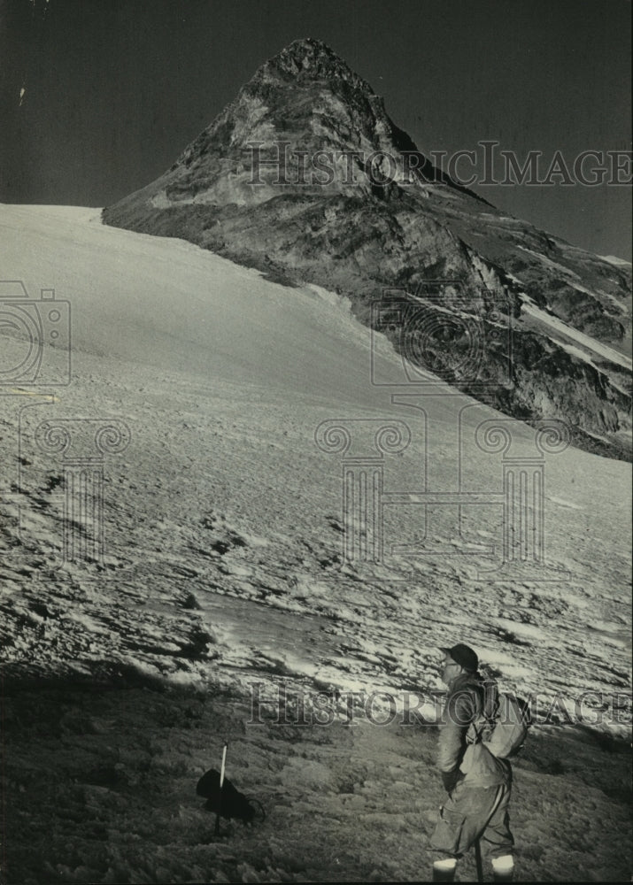 1971 Press Photo Climber Wilkin Rests Before One False Summits On Orizaba.