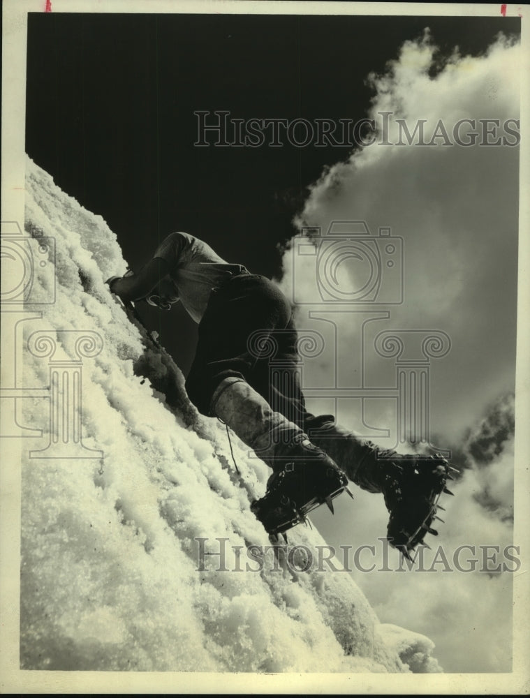 1974 Press Photo Mountain Climber on Peru's Santa Rosa Peak - hcx10233- Historic Images