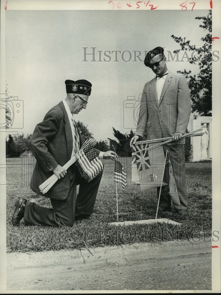 1960 Press Photo A.D. Farrior and Stanley Thomas, flag for Memorial Day, Houston