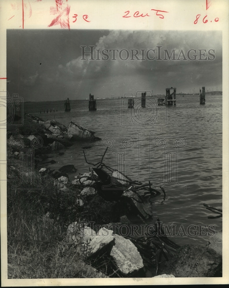 1968 Press Photo Eroded Ferry Dock Piling at Morgans Point, Texas. - hcx10412