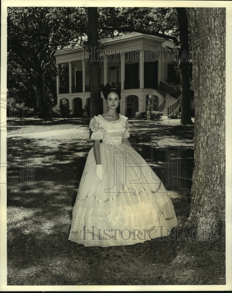 1968 Press Photo Southern belles in hoop-skirts in Mississippi springtime- Historic Images