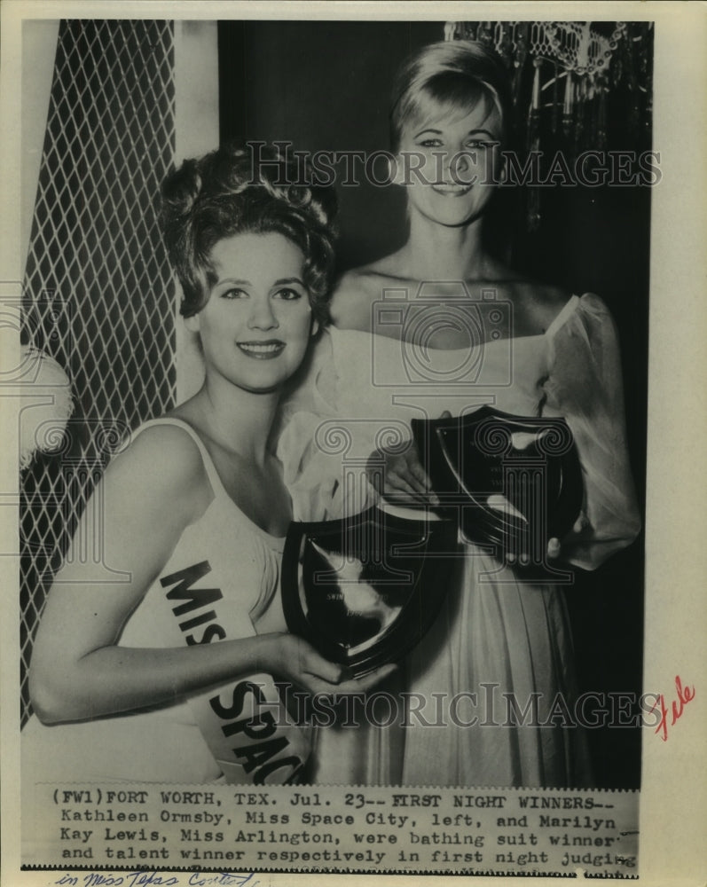 1964 Press Photo Kathleen Ormsby and Marilyn Kay Lewis in Miss Texas pageant