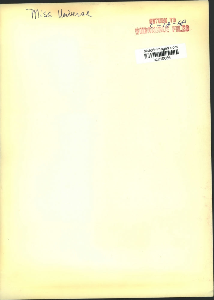 1968 Press Photo Miss Yugoslavia, Daliborka Stojsic holds Miss Pixable trophy