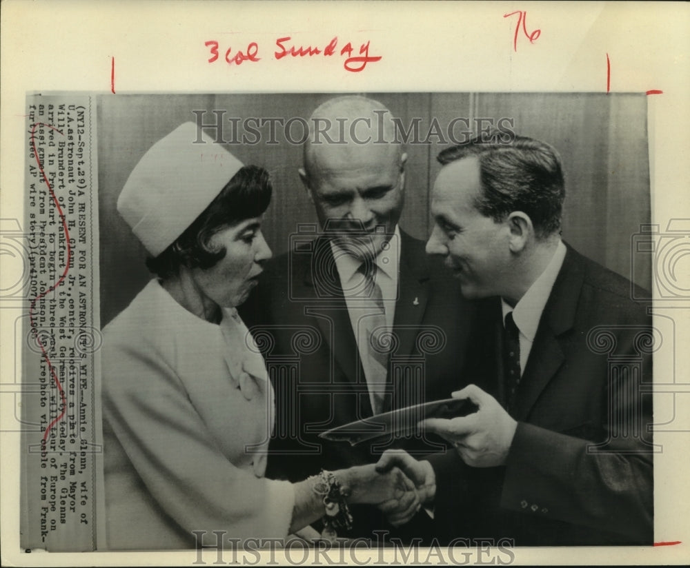 1965 Press Photo John &amp; Annie Glenn receive a gift, German Mayor Willy Brundert- Historic Images