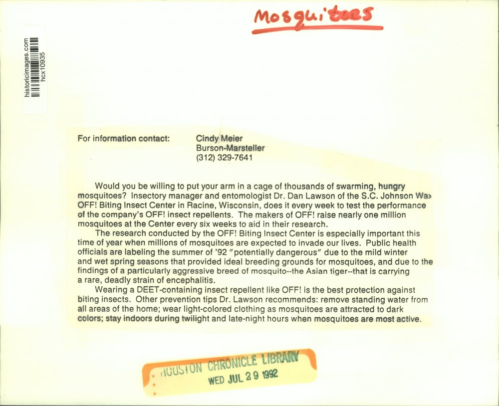 1992 Press Photo Dr. Dan Lawson puts his hand in mosquito cage to test OFF!