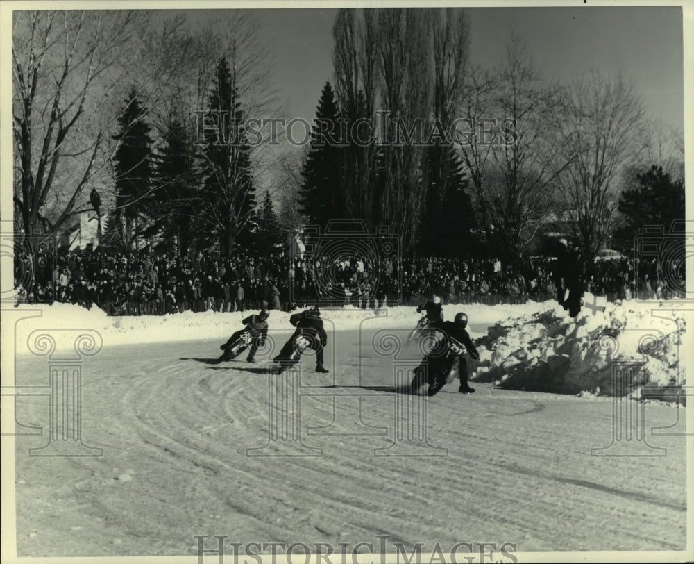 1982 Press Photo Racing Motorcycles On The Ice of Dow's Lake, Ottawa, Canada.- Historic Images
