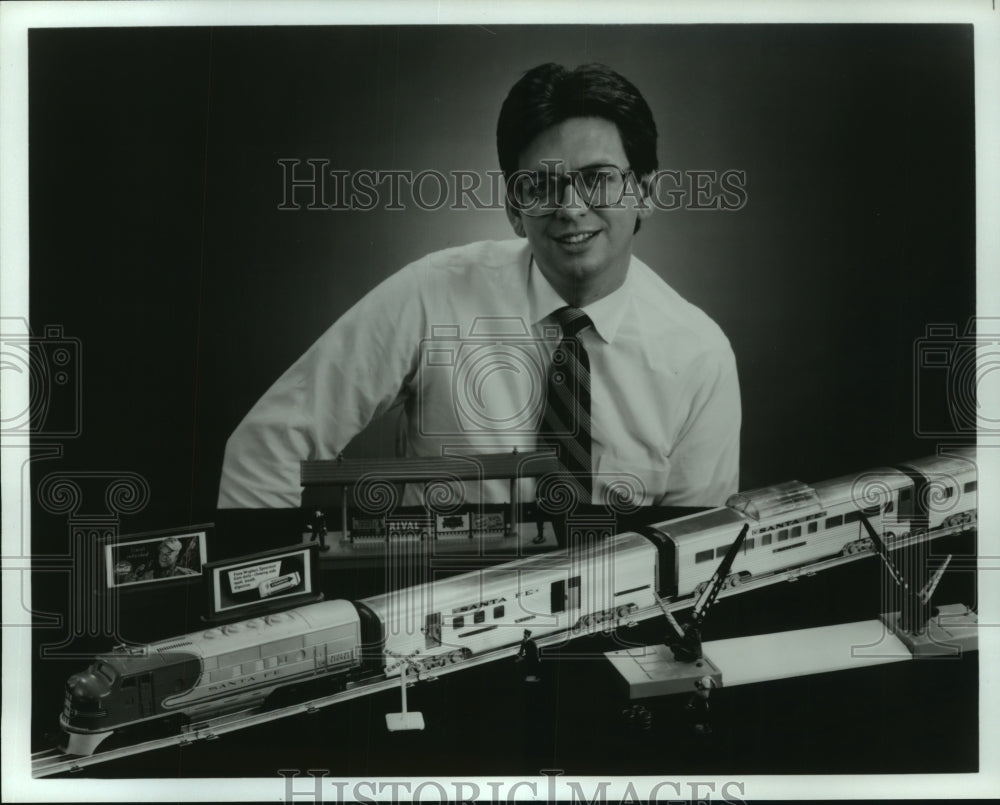 1990 Press Photo Mark Eenink of Train Collectors Association At Model Exhibit TX- Historic Images