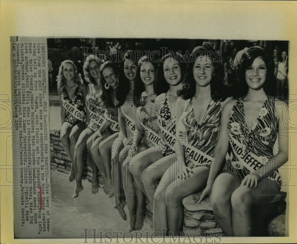 1974 Press Photo Gulf Coast contestants viewing for Miss Texas title - hcx11345- Historic Images