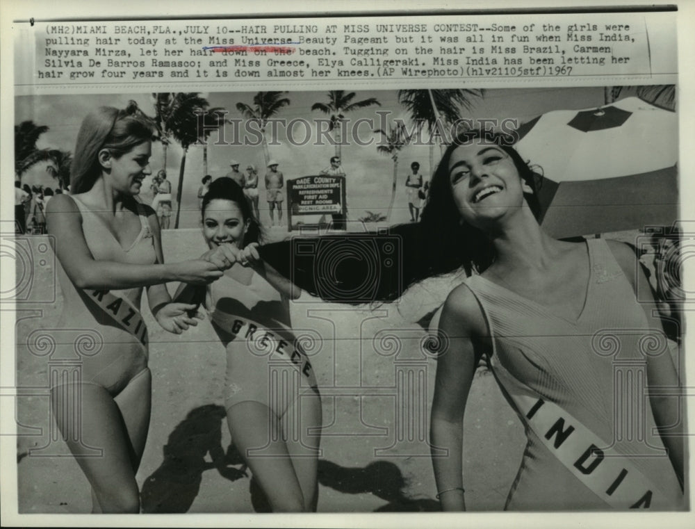 1967 Press Photo FL Pageant Girls Tug Hair Of Miss Universe Beauty Nayyara Mirza- Historic Images