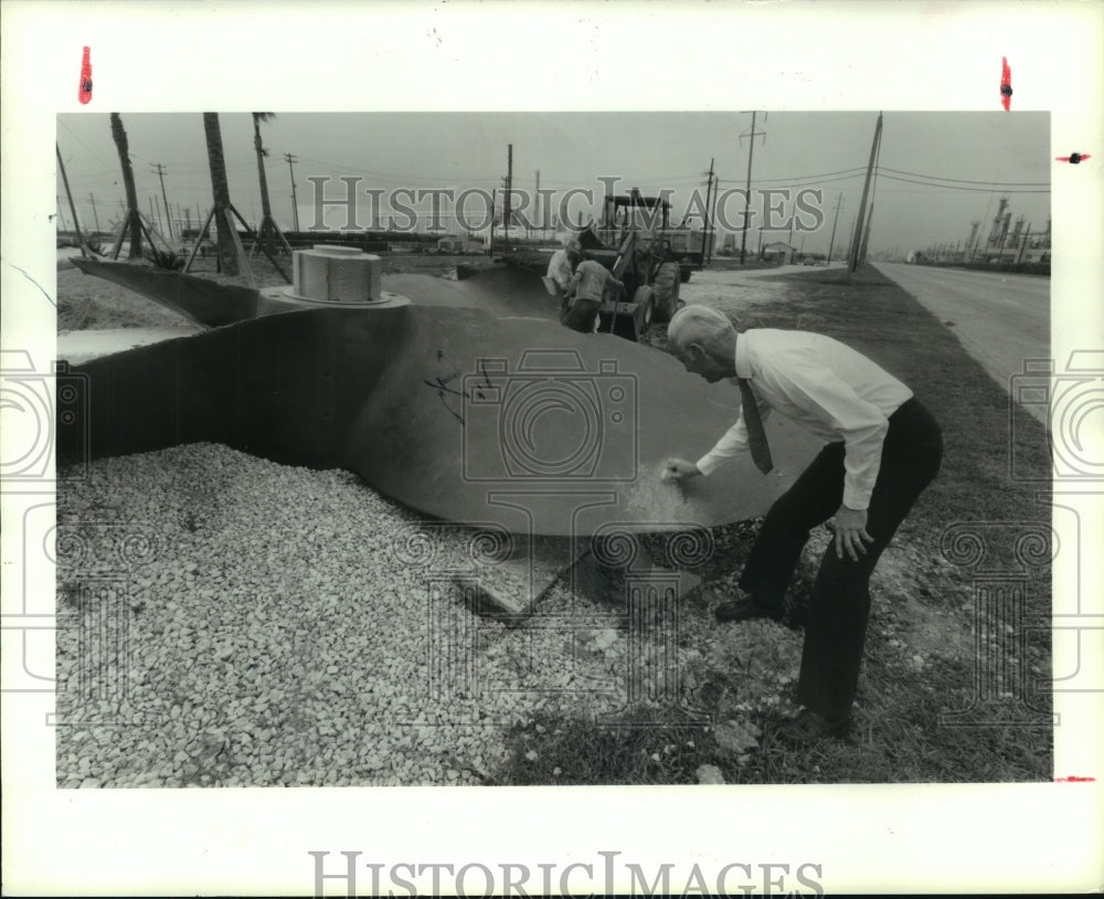 1991 Press Photo Ken DeMaet Cleans Salvaged Propeller at Mikeska Sandberg Park