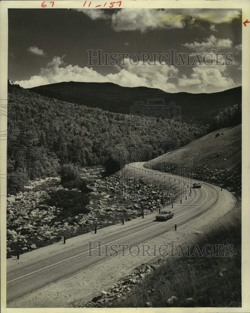 1966 Press Photo Cars on Kancamagus highway near Moat Mountain in New Hampshire- Historic Images