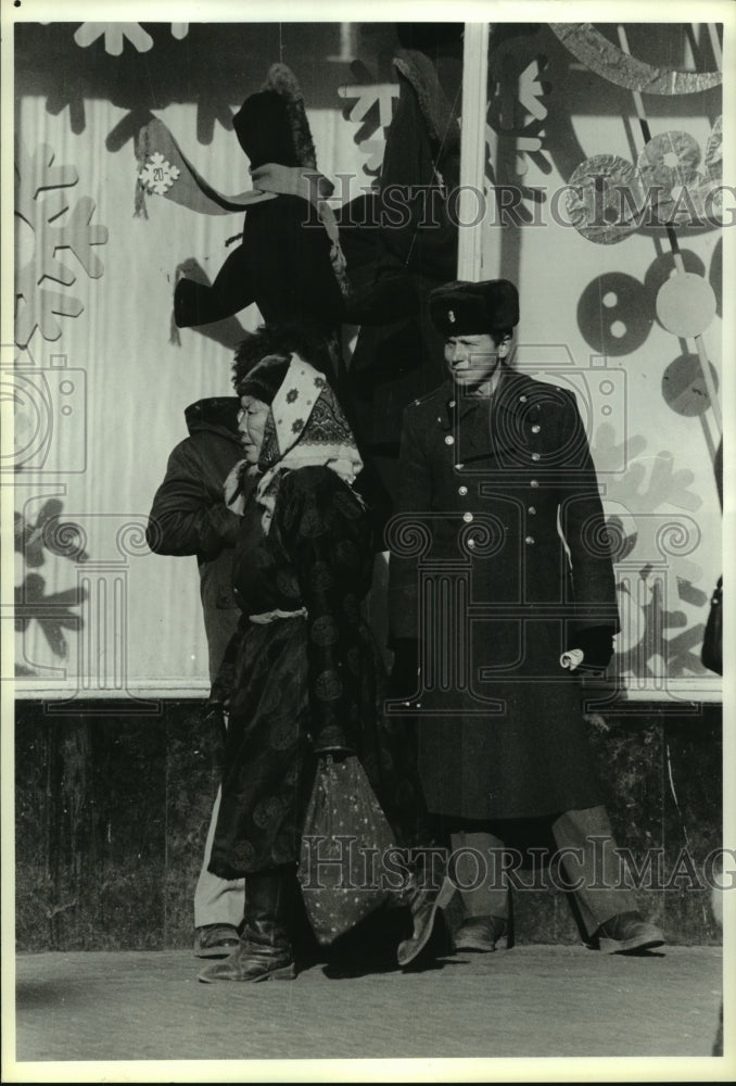 1989 Press Photo Soviet Soldier Guards Ulan Bator's Department Store in Mongolia