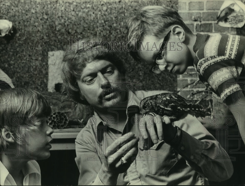 1978 Press Photo Naturalist Harold Arnold Shows Young Screech Owl to Tim Scott