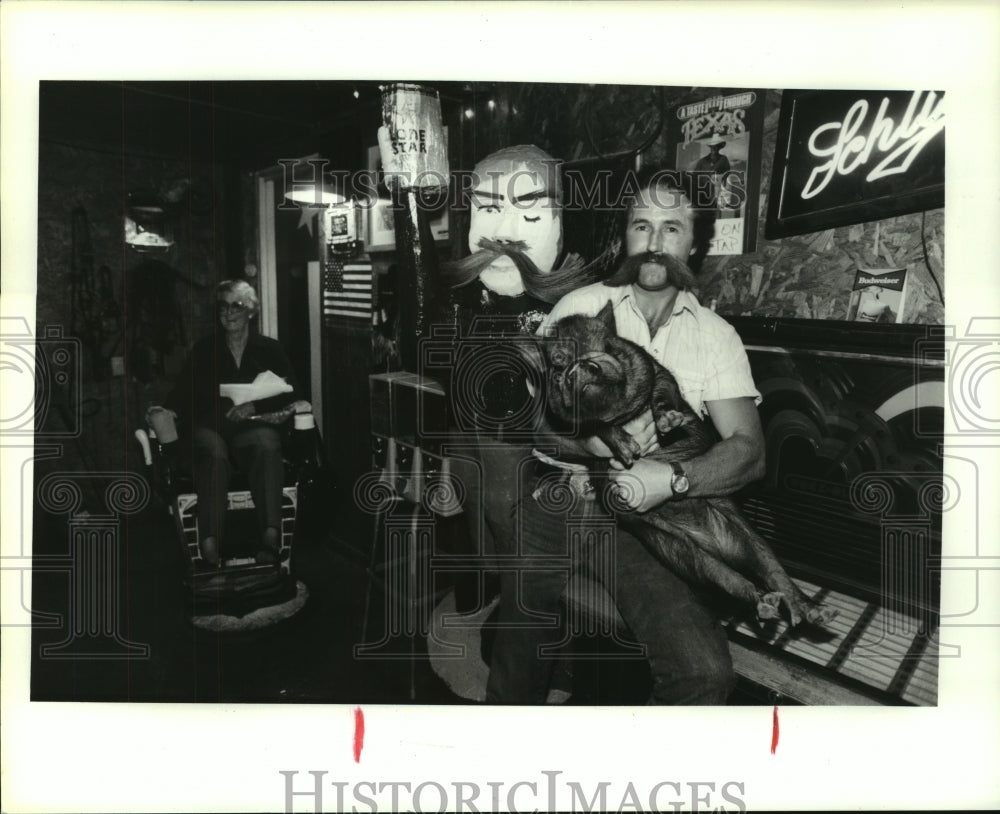 1991 Press Photo Neighbors owner John Adams holds pot-bellied pig, Ingram, TX.- Historic Images