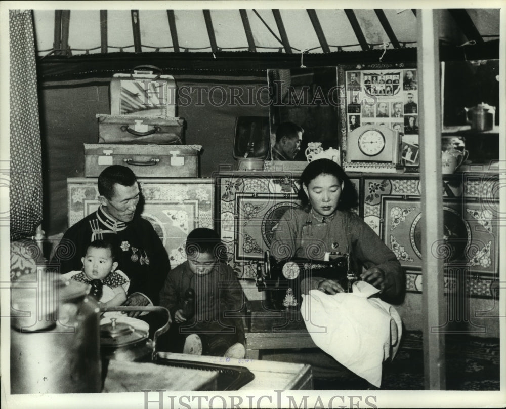 1962 Press Photo Typical Outer Mongolian family life-style in thier "ger."
