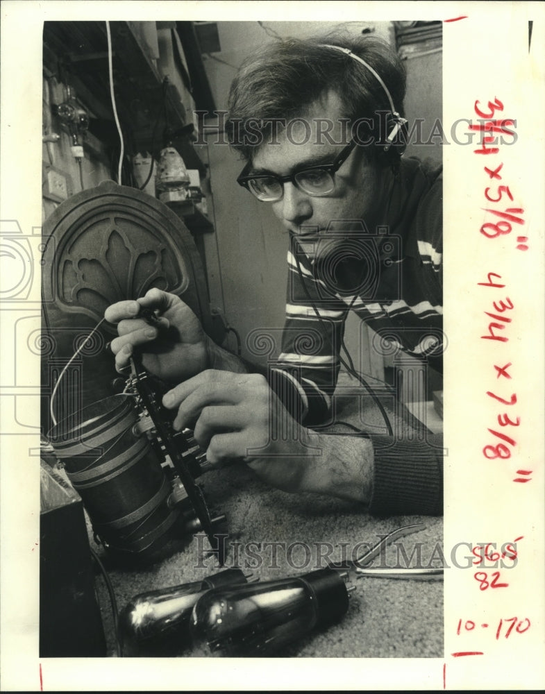 1980 Press Photo Durell Roth repairs Radios in Southwest Houston, Texas- Historic Images