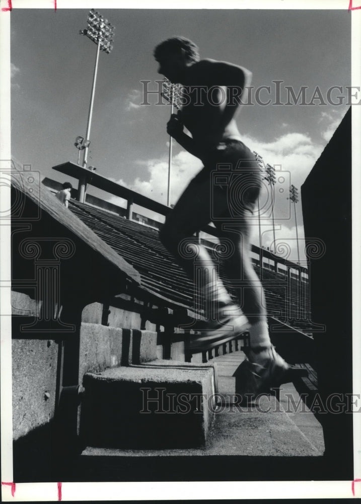 1991 Press Photo Rice University exchange student Jamie Dell exercises in Texas- Historic Images