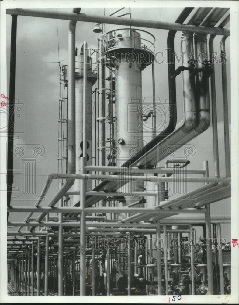 1980 Press Photo Carbonit Fuel Refinery Pipes and Towers in Hearne- Historic Images