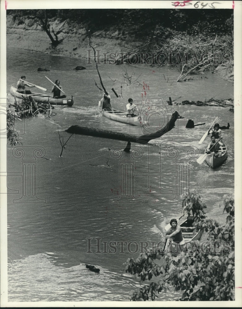 1975 Press Photo Reeking Regatta Canoe Boat Racers at Buffalo Bayou in Houston- Historic Images