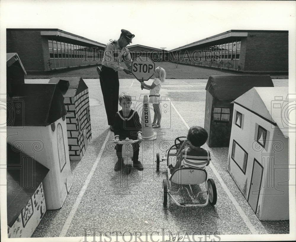 1968 Press Photo Officer J.A. Shirley Teaches Tots to &quot;Stop&quot; Before Crossing- Historic Images