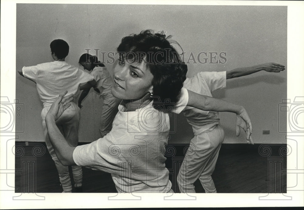 1986 Press Photo Dancer Sally Richolson at Roberta Stokes Dance Company Practice- Historic Images