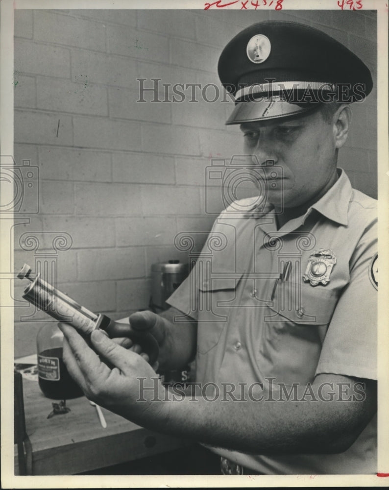 1969 Press Photo Fireman A.L. Kalley Tests for Poison Gas in Houston - hcx14406- Historic Images