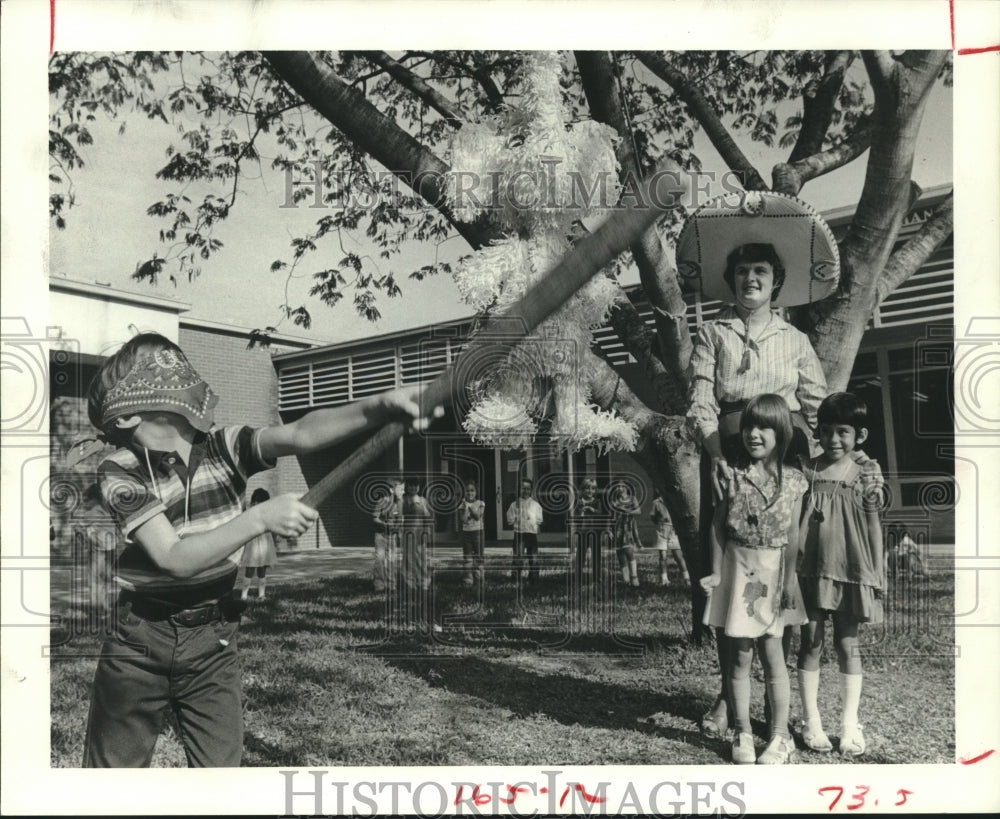 1980 Press Photo Hank Poorman Bats at Pinata, Housman Elementary School, Texas- Historic Images