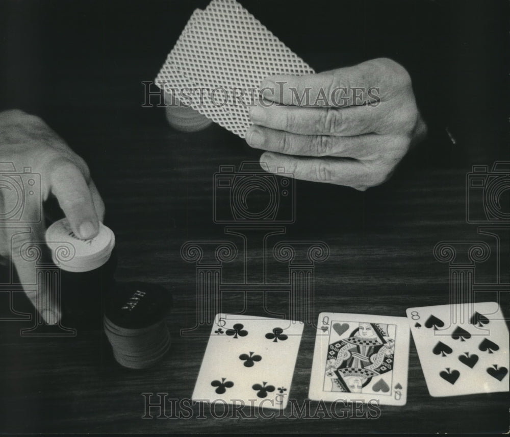 1971 Press Photo Straus Studies Poker Hand Thoughtfully Before Betting