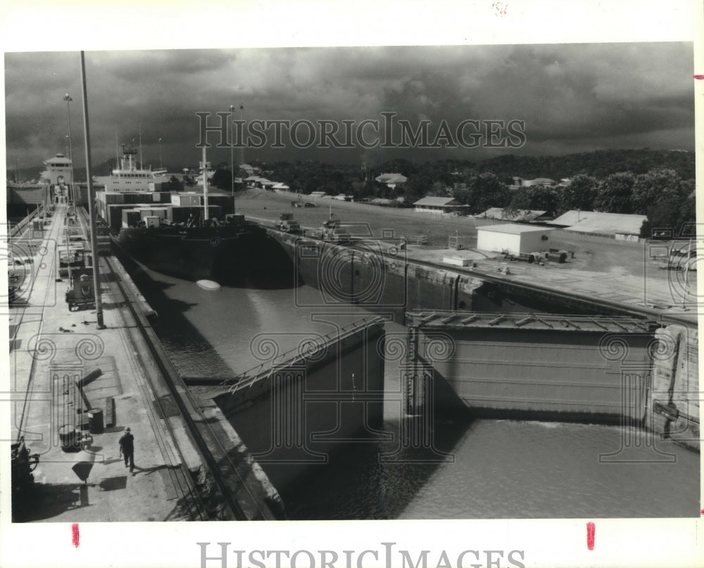 1986 Press Photo Erlangen Express Travels Panama Canal Locks, Panama - hcx15598