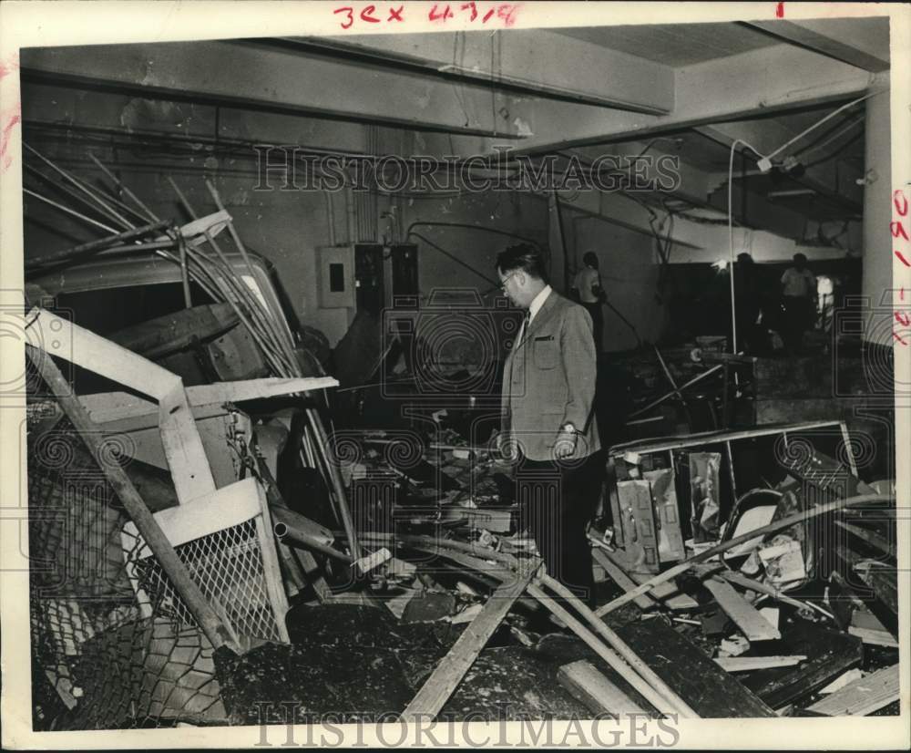 1968 Press Photo Mayor Welch Views Blast Damage, Houston Coliseum Annex, Houston