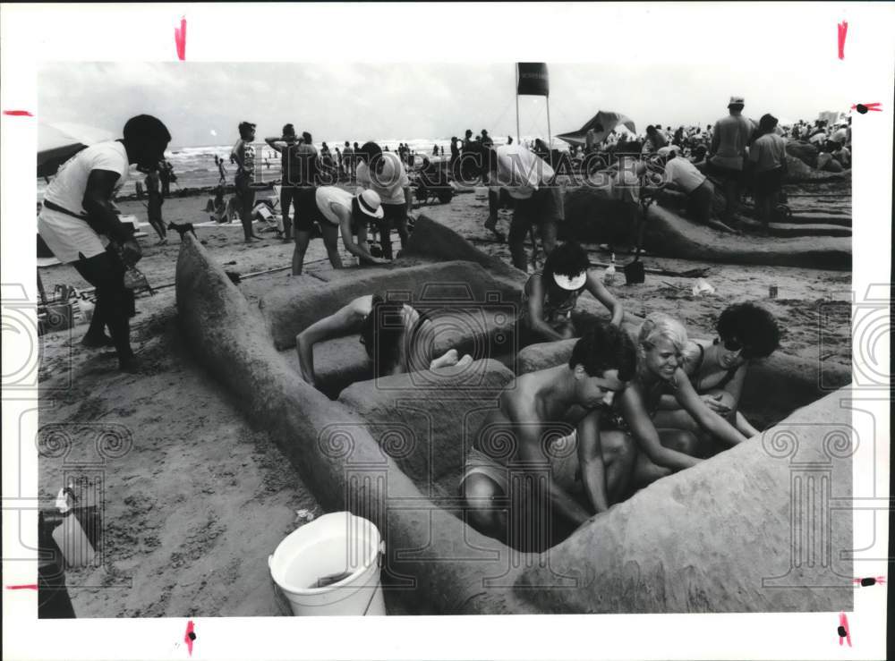 1991 Press Photo Hard at Work on 1959 Cadillac Sand Sculpture, Galveston, Texas