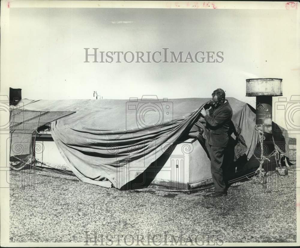1962 Press Photo W.K. Beane Covers San Jacinto Museum Skylight, Houston, Texas