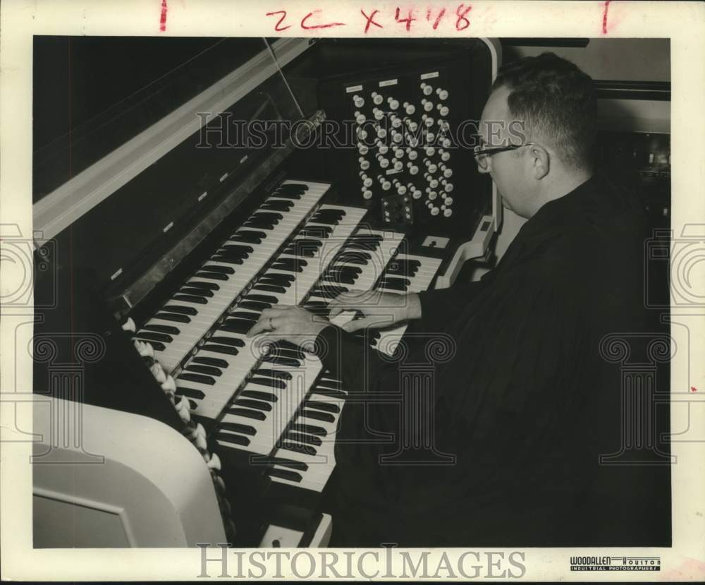 1959 Press Photo Robert Bennett at Organ, St. Luke&#39;s Methodist Church, Houston- Historic Images