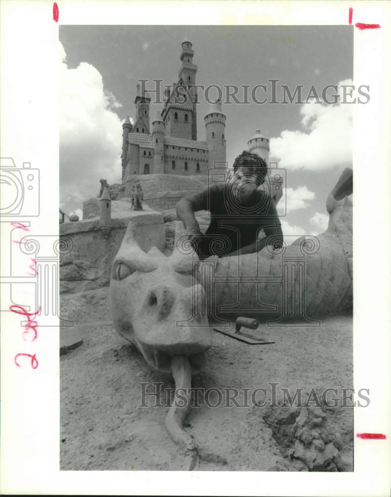 1989 Press Photo Walter Schwartz Works on Sand Sculptures in Galveston,Texas- Historic Images