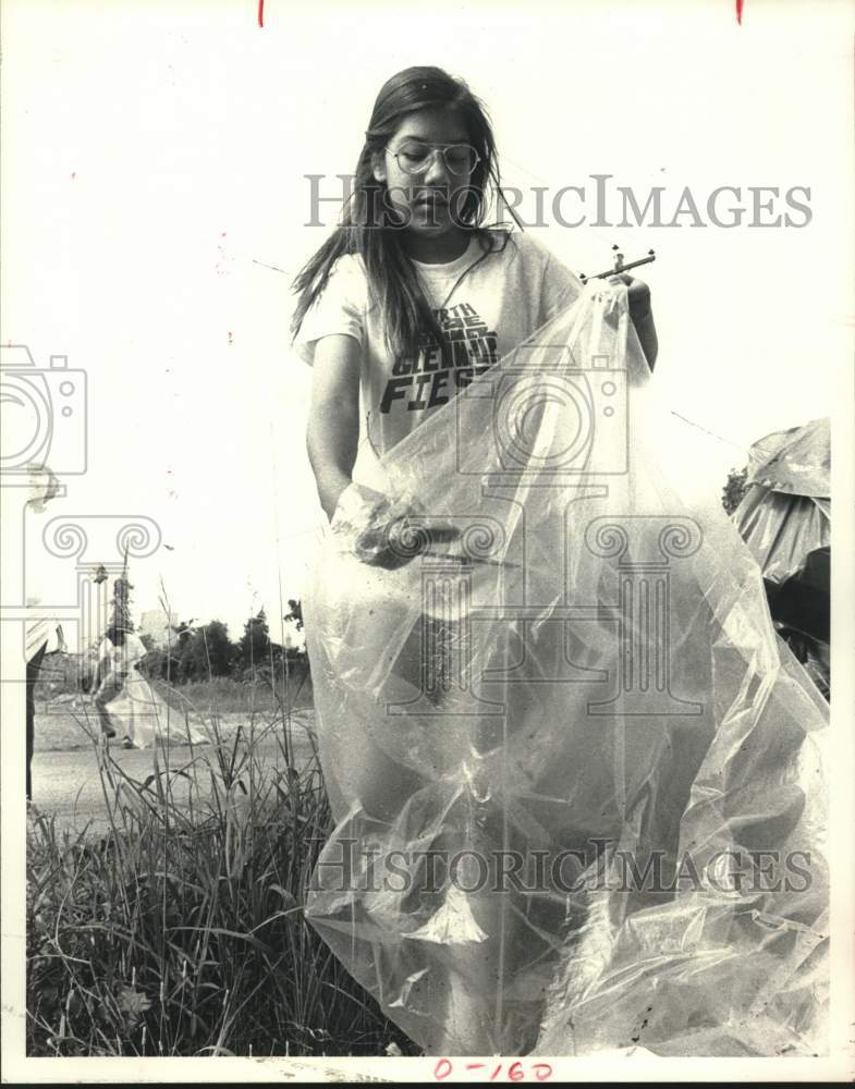 1979 Press Photo Cleanup volunteer Pearl Mendoza fills trash bag in Houston