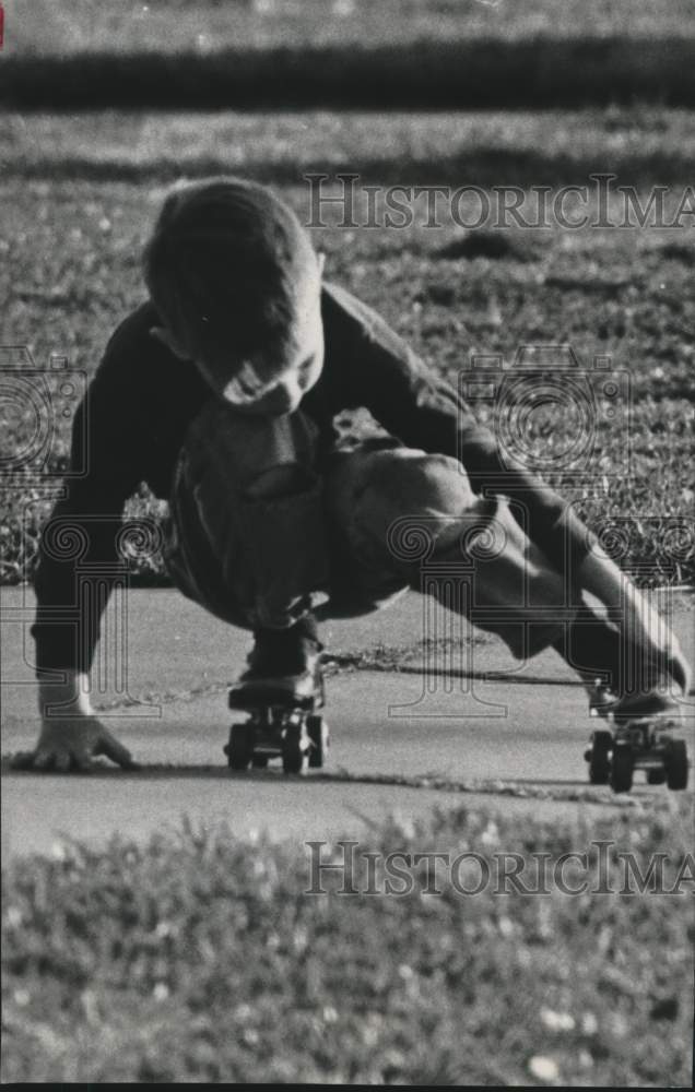 1968 Press Photo Gregory Tureaud Works on Standing on Skates in Houston, Texas- Historic Images