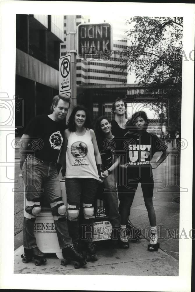 1990 Press Photo Skaters Enjoy Day at Fannin/McKinney in Houston, Texas- Historic Images