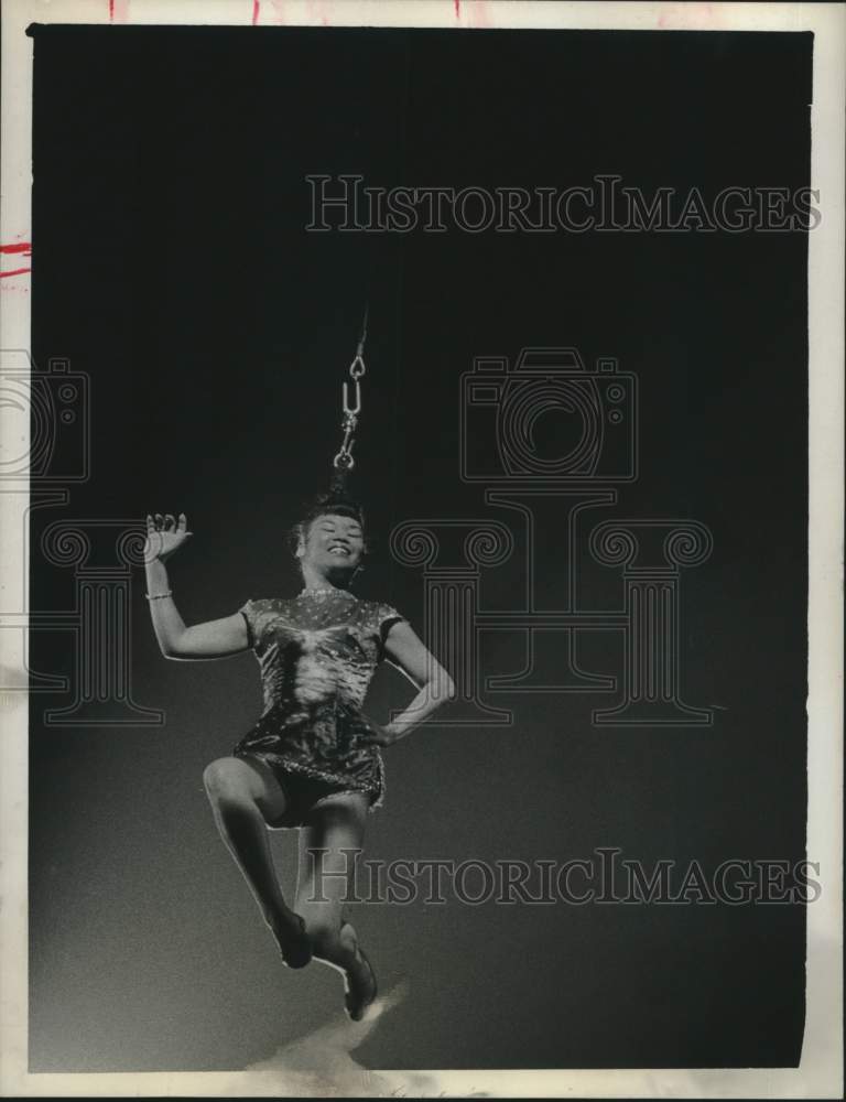 1965 Press Photo Princess Ming Wong Twirls By Hair in Shrine Circus, Houston- Historic Images