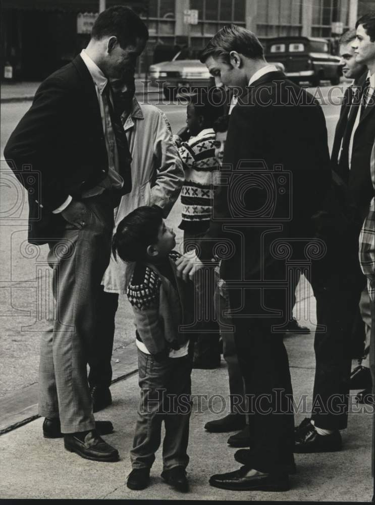 1969 Press Photo St. Thomas club members takes kids on bus tour in Houston
