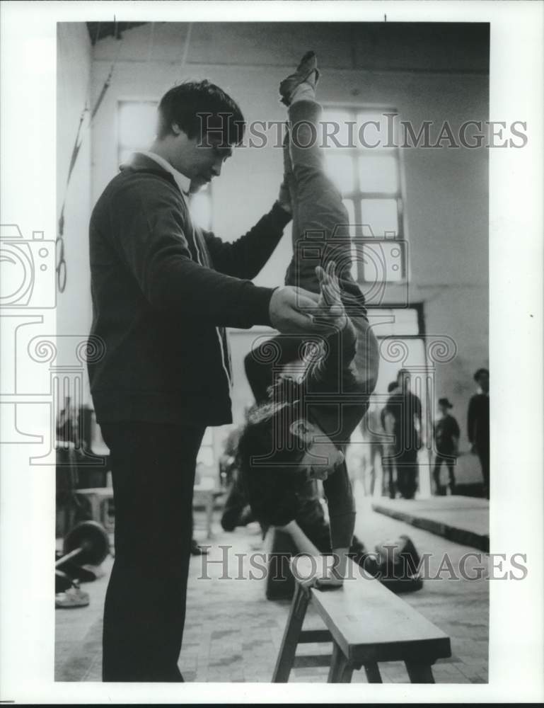 1985 Press Photo Trainer And Pupil Work at Acrobatic Training Center, Shanghi- Historic Images