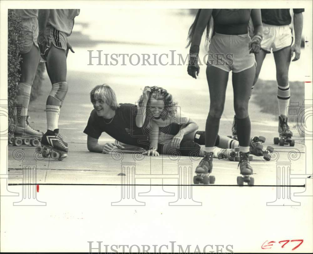 1979 Press Photo Dean Critendon and Samantha Fraser fall while skating downtown- Historic Images