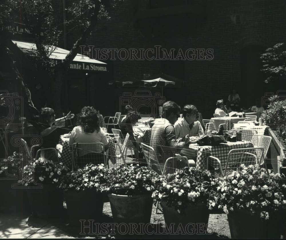 1980 Press Photo People eat at outside San Francisco restaurant - hcx18069- Historic Images