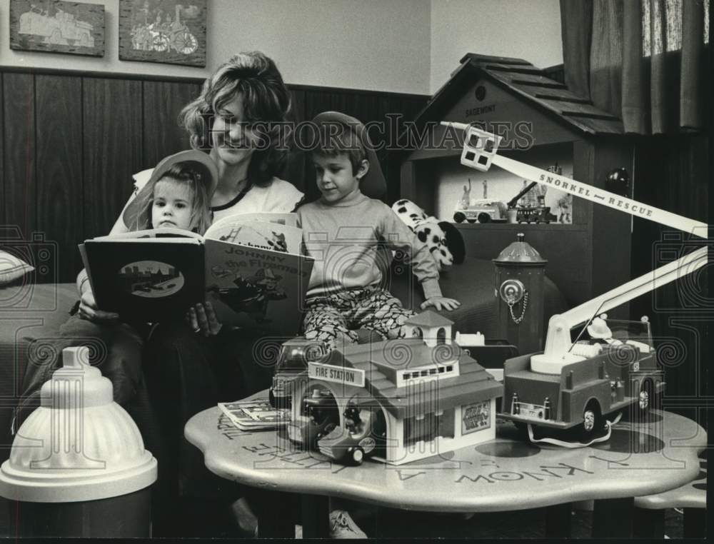 1973 Press Photo Sagemont Volunteer firefighter Mrs. Krenek reads to her kids